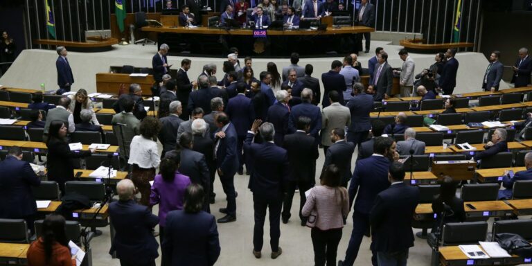 Projeto que pune quem impedir funcionamento da Câmara avança