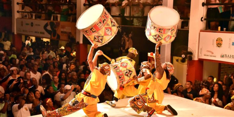 Carla Akotirene recebe comenda Maria Quitéria na Câmara de Salvador