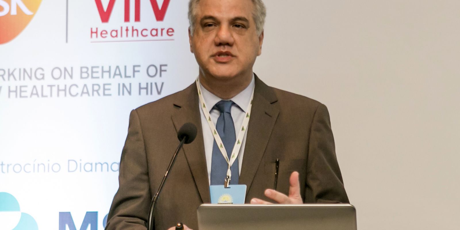 Covid-19 não desapareceu e casos continuam ocorrendo, alerta médico