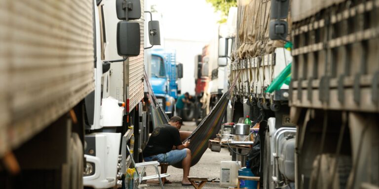 Jornada exaustiva e solidão afetam saúde mental de caminhoneiros