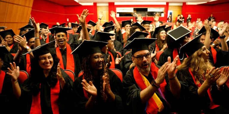 Formandos da Universidade das Quebradas celebram periferia na ABL