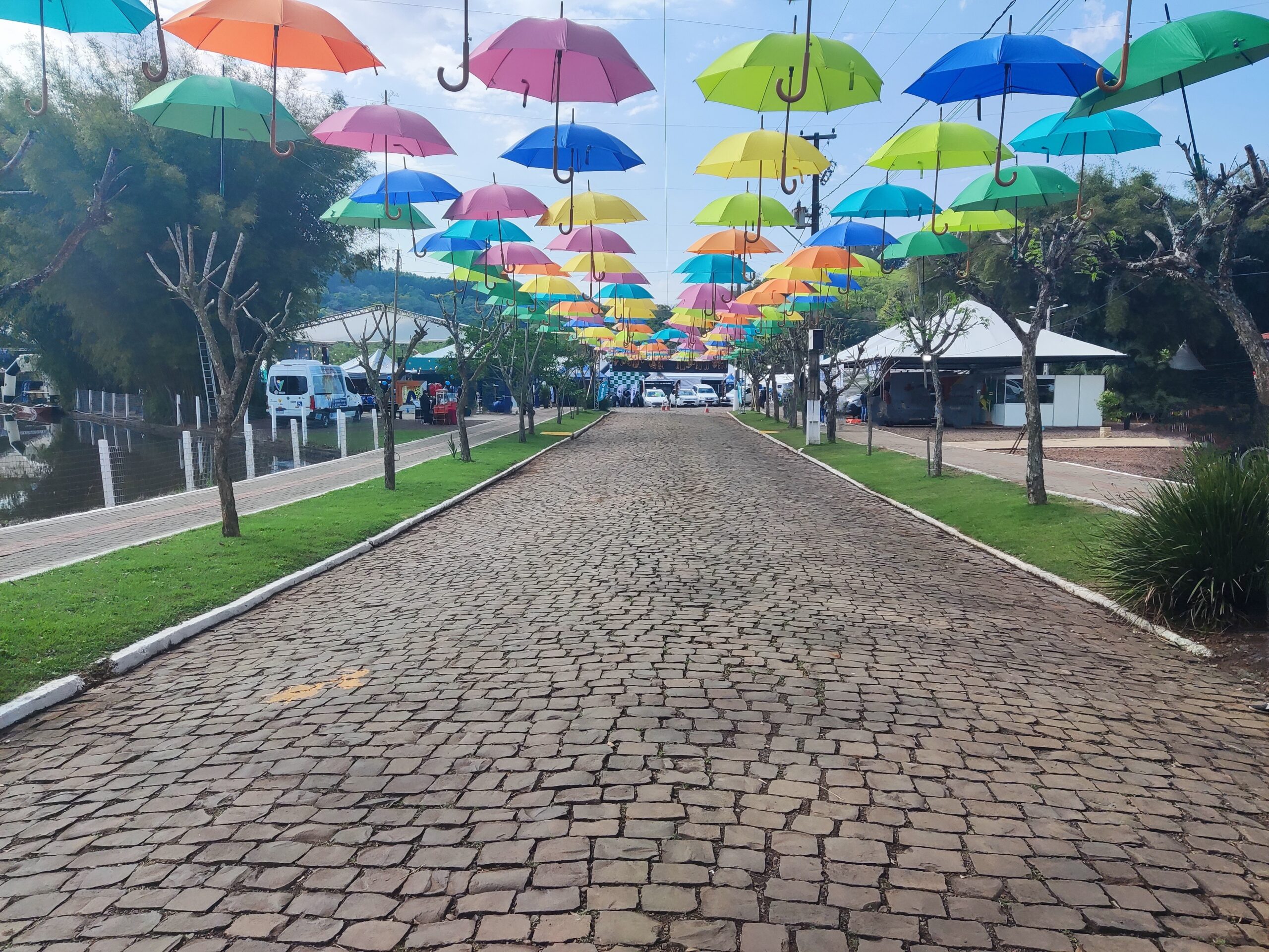 Expoara 2025 em Aratiba com guarda-chuvas coloridos no Parque de Eventos