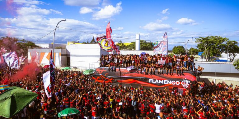 Flamengo embarca para final da Libertadores com festa da torcida