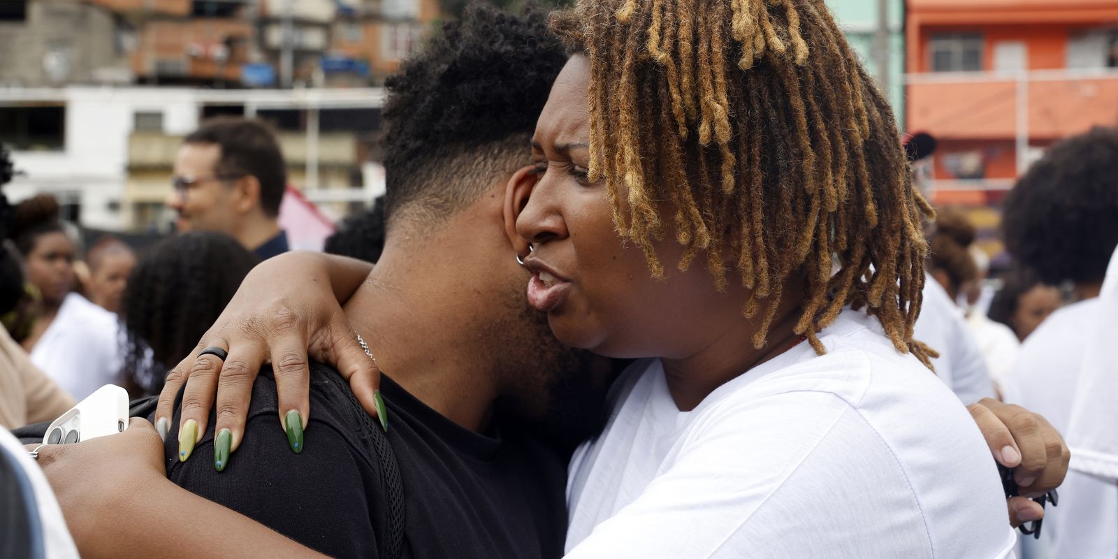 Sob facções e operações, população de favelas vive traumas e adoece