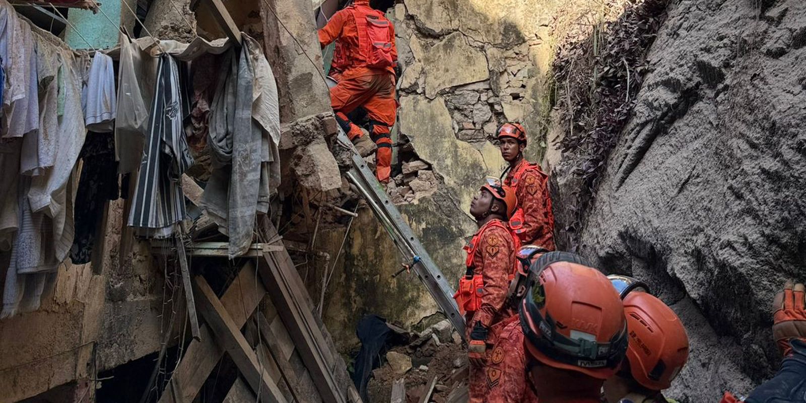 Resgatadas 17 pessoas de casarão que desabou no Rio