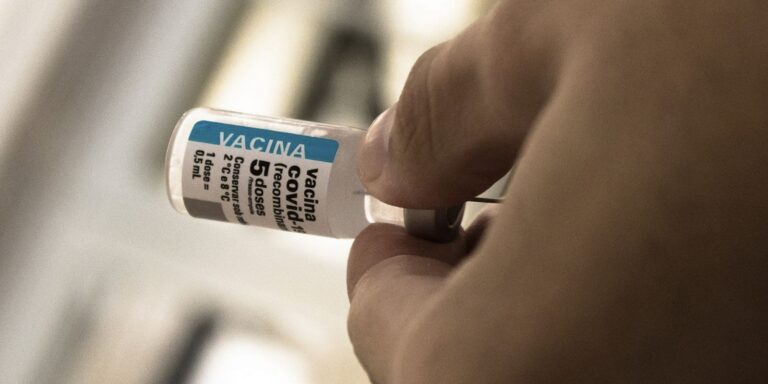 Após cinco anos de vacinação, covid recua, mas ainda preocupa