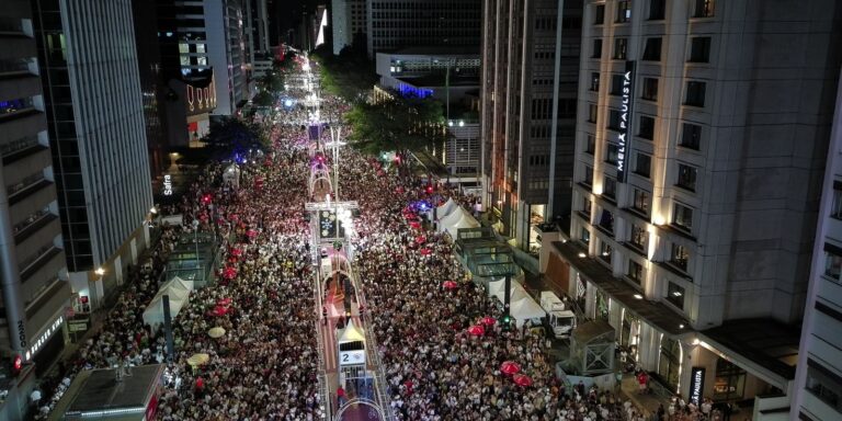 Rréveillon na Avenida Paulista teve música e fogos silenciosos