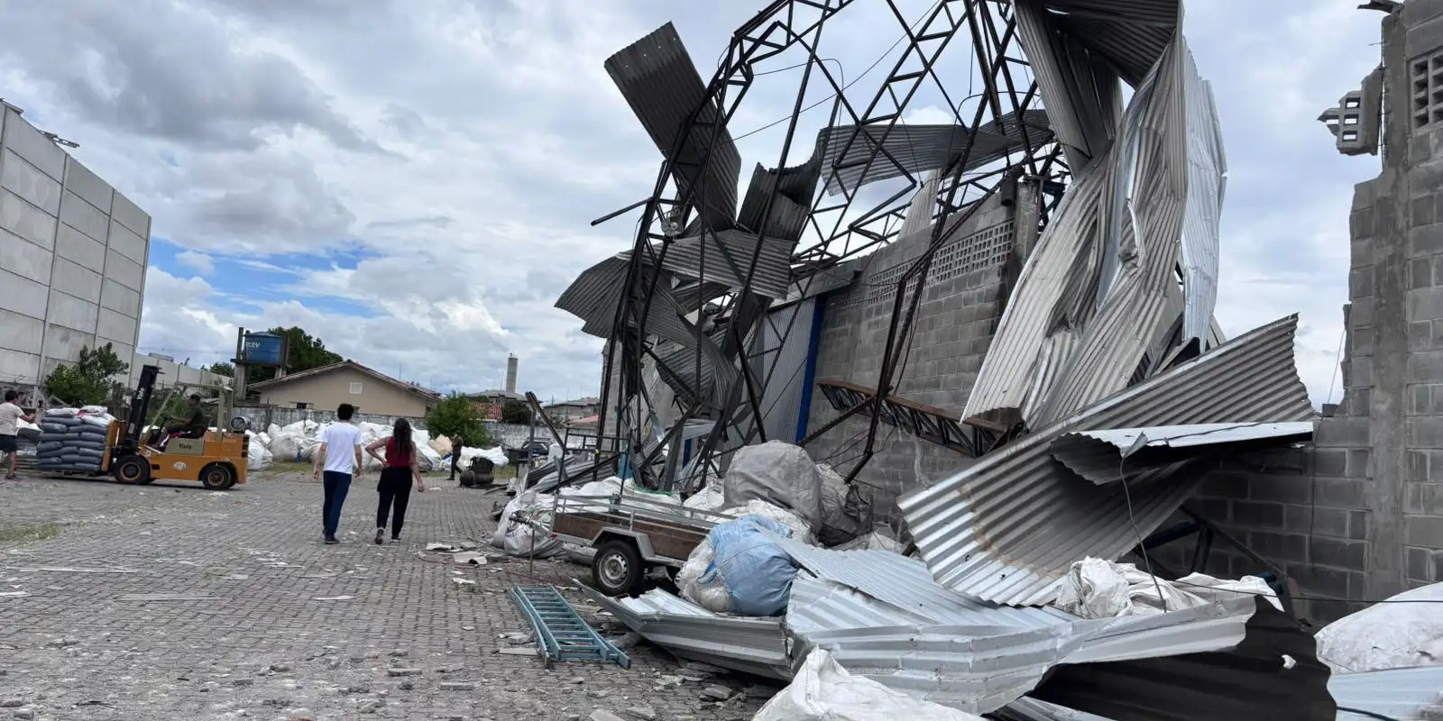 Tornado danificou 350 casas em São José dos Pinhais (PR)