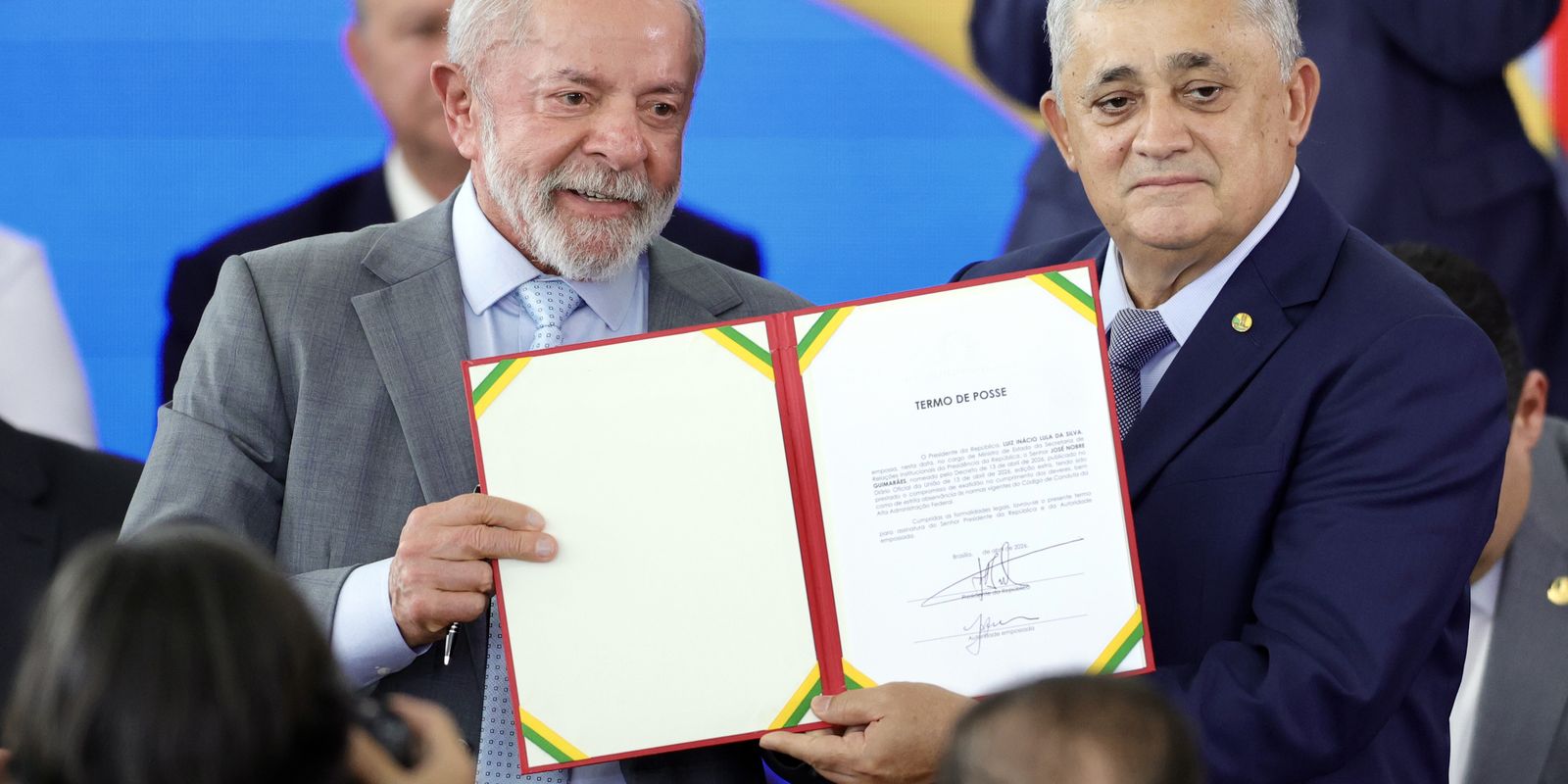 José Guimarães assume ministério e fala em "derrotar o fascismo"