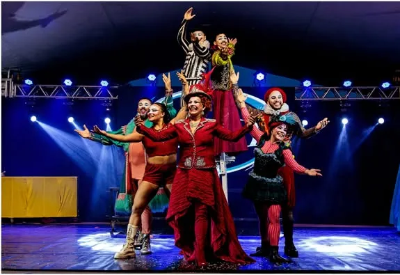 Apresentação do Grupo Tholl em espetáculo de circo-teatro na cidade de Aratiba