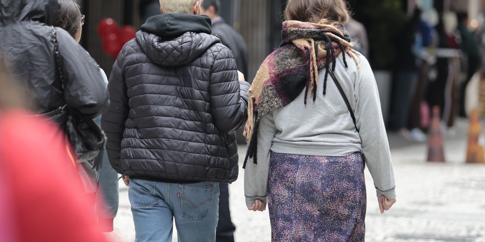 Inmet emite alerta para 18 estados de frente fria e tempestades