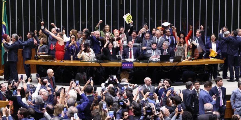 Saiba como votaram os deputados na PEC que acaba com a escala 6x1