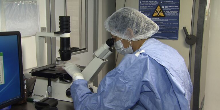 Como cientistas "curaram" pacientes infectados com HIV
