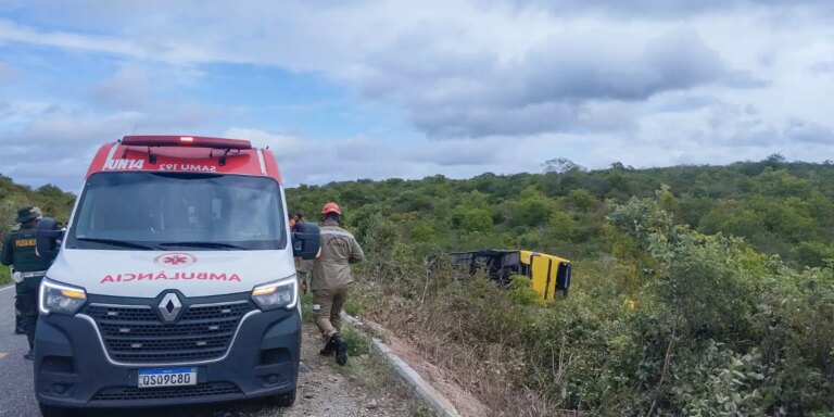 Ônibus com romeiros tomba no Ceará e provoca morte de duas pessoas