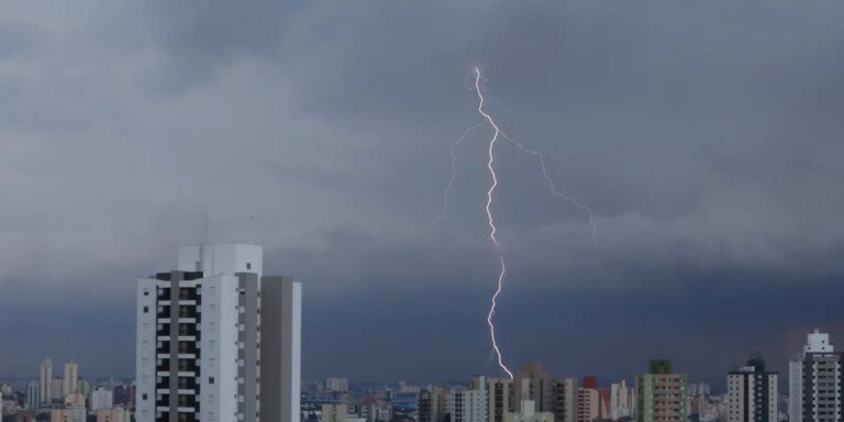 Inmet emite alerta laranja com perigo de chuvas intensas em SP e PR