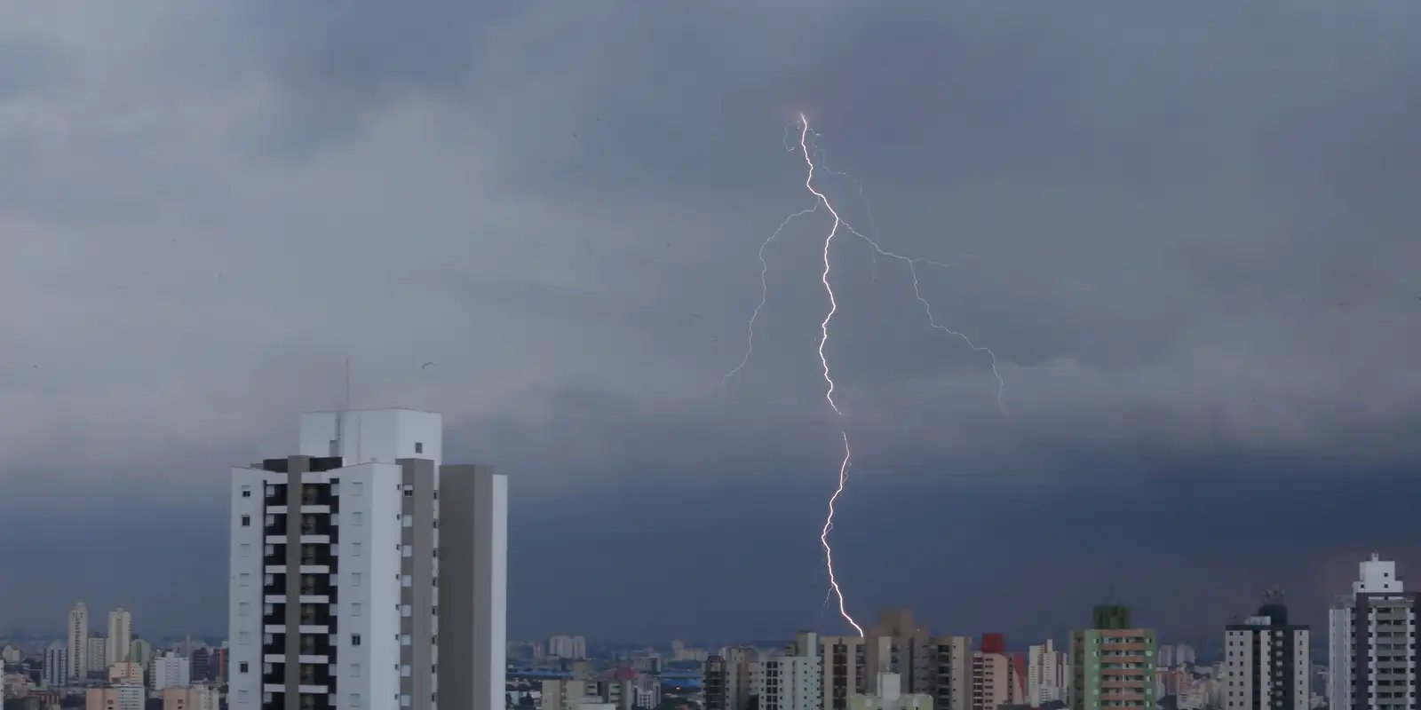 Inmet emite alerta laranja com perigo de chuvas intensas em SP e PR